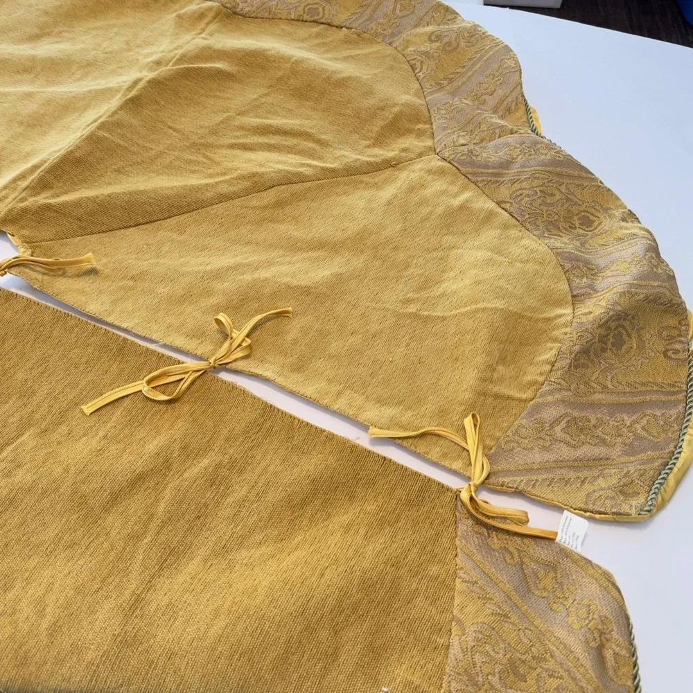 Gold Chenille Christmas‎ Tree Skirt Damask Jacquard Border Metallic Rope Trim